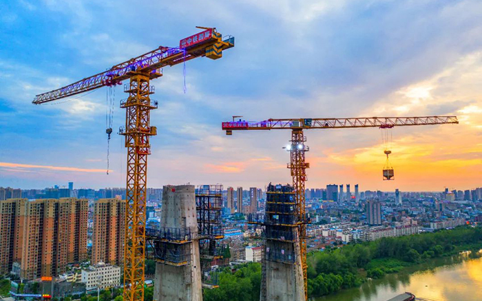 双塔封顶 搭起国内市政最宽钢箱梁桥