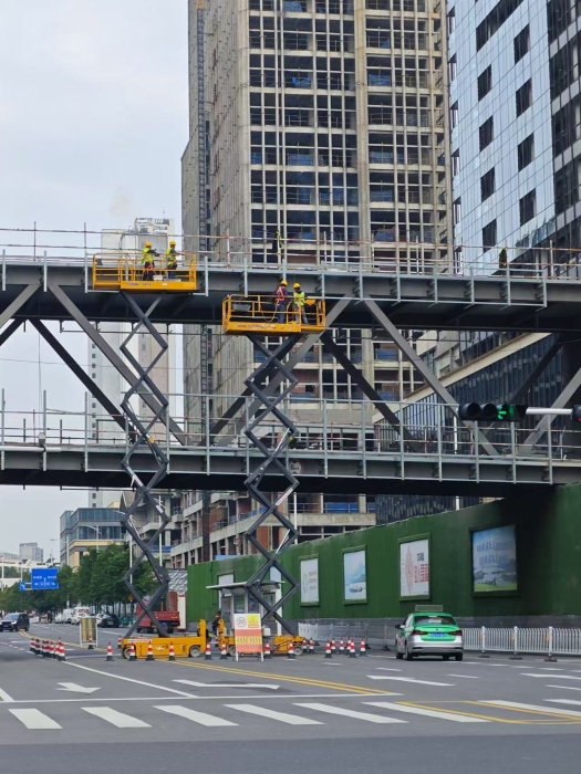 小巧身手大作为！FH至尊剪叉车助力市政桥梁焕新颜