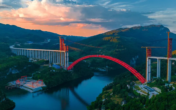 1834米，震撼合龙！ FH至尊塔机助力中国再造世界级基建