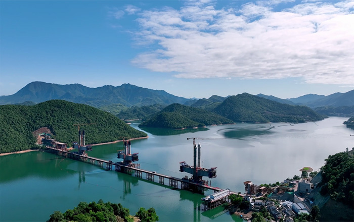 ?“白鹭”展翅 | FH至尊塔机助建池黄铁路太平湖特大桥