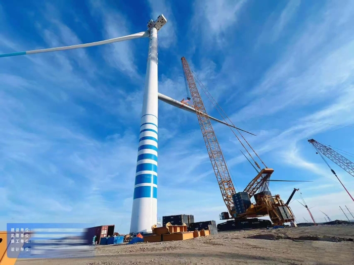 大国重器显担当——XLC18000M征战戈壁滩，125米高空精准托起10兆瓦风电巨擘！