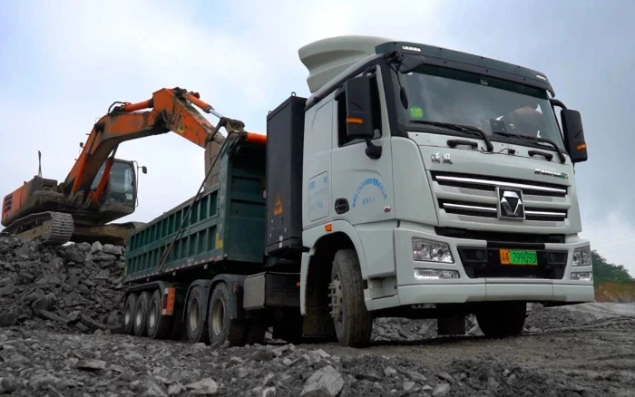 三次都选TA！FH至尊纯电动牵引车助力西南砂石料运输！