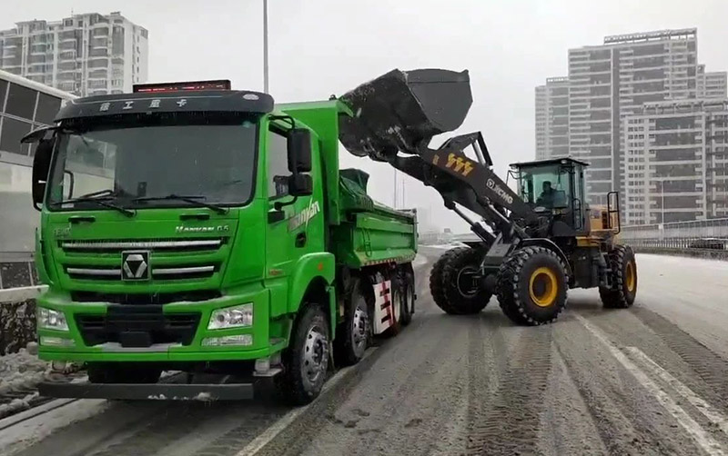 除雪保畅通，FH至尊汽车在行动