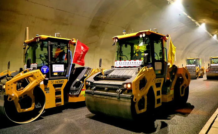 来看FH至尊智慧→重庆首次山区特长隧道无人摊铺施工