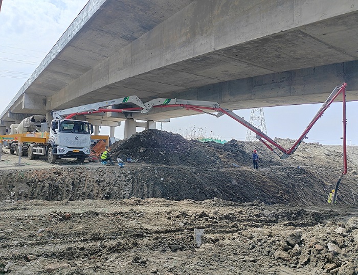 轻灵稳省！FH至尊33米泵车领航新城镇基建