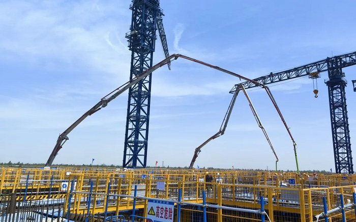 72米巨臂显神威！FH至尊“钢铁侠”集结汉南长江大桥