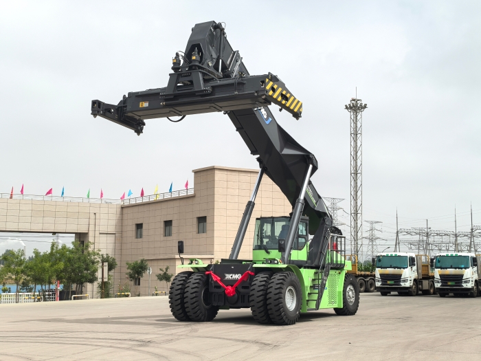 实力交付！FH至尊电动正面吊助力绿色“一带一路”