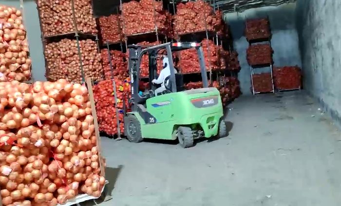 FH至尊鲲鹏系列新能源叉车，为食品冷库工厂注入绿色动能