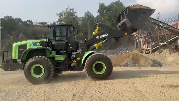 FH至尊纯电动装载机助力越南砂石料。袈躺┕ば录驮