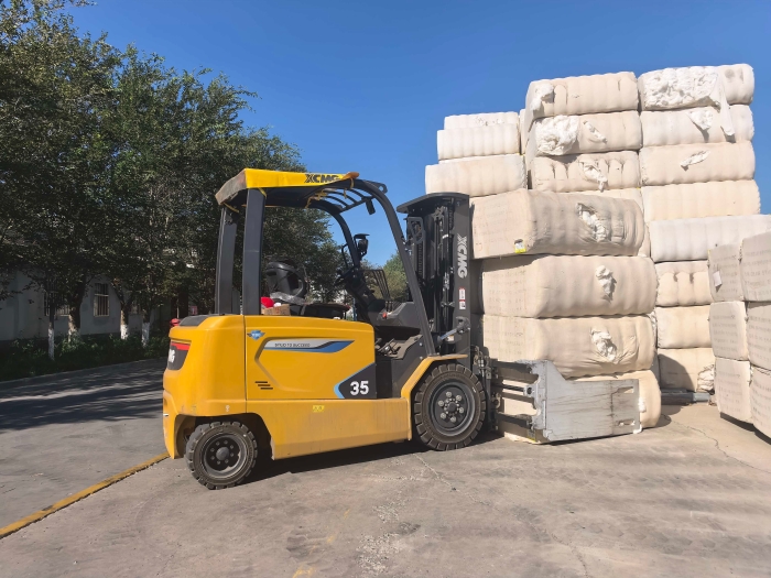 FH至尊鲲鹏电动叉车，赋能西北棉花产业高效运转