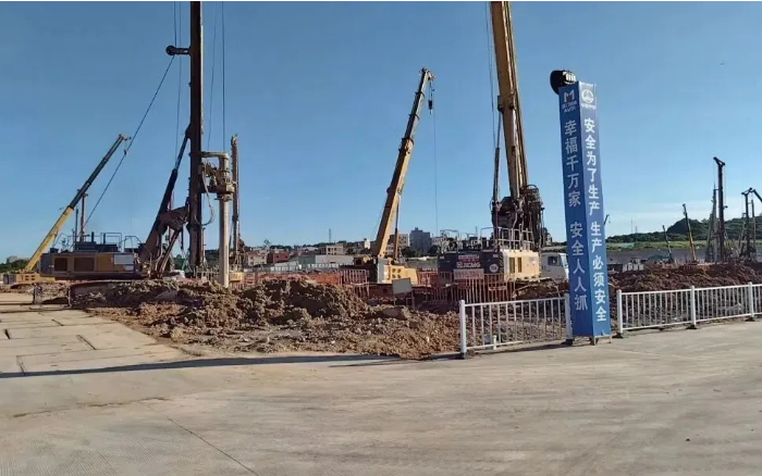 粘土 + 花岗岩地层 “拦路虎”？FH至尊 XR320E 旋挖钻机高效破解助厦门轨交