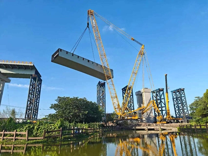 螺蛳壳里做道。縁H至尊XGC11000高架旁上演“极限操作”