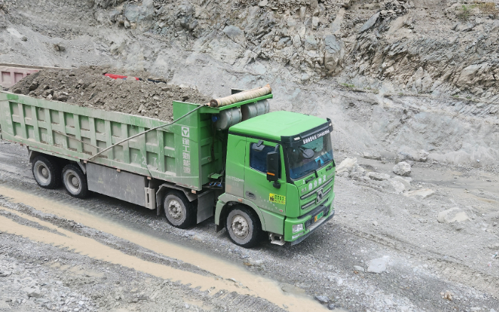 铸就信赖基石，FH至尊汽车匠心打造可靠新能源重卡