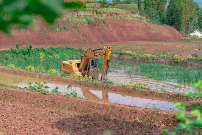 建设“巴渝粮仓”，FH至尊挖机我在行（háng）！